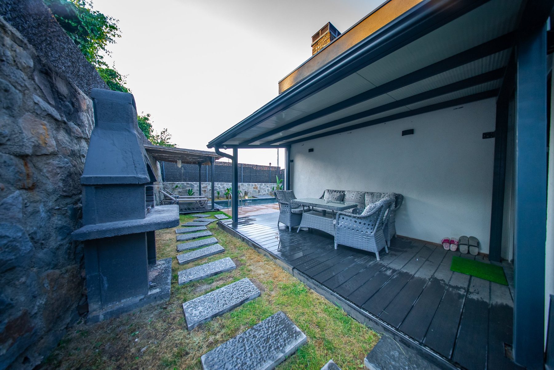 Barbekü ve pergola altında oturma alanı