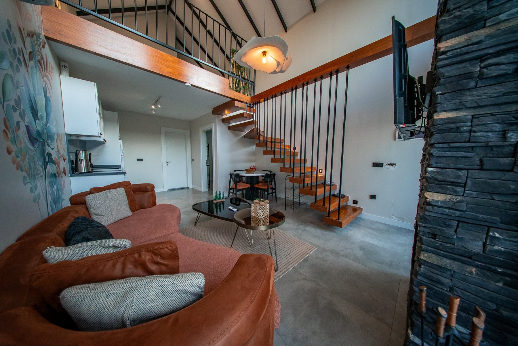 Salon, şömine ve loft